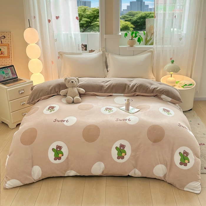 91家纺网 家纺一手货源 找家纺 优姿家纺 2025新款高克重牛奶绒印花单被套 俏皮小熊