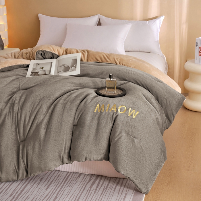 91家纺网 家纺一手货源 找家纺 小叮当家纺仓储工厂店 2025新款牛奶绒刺绣冬被跨境被子外贸冬季被芯被子被芯 灰-卡其色