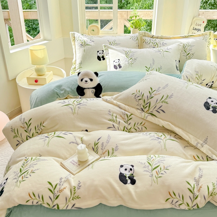 91家纺网 家纺一手货源 找家纺 优姿家纺 2025新款高克重牛奶绒印花单被套 熊猫拉拉