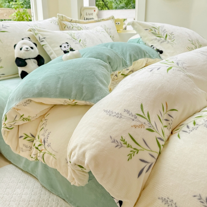 91家纺网 家纺一手货源 找家纺 优姿家纺 2025新款高克重牛奶绒印花单被套 熊猫拉拉