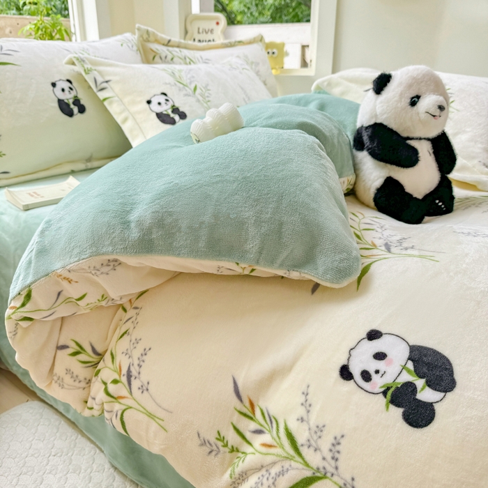 91家纺网 家纺一手货源 找家纺 优姿家纺 2025新款高克重牛奶绒印花单被套 熊猫拉拉