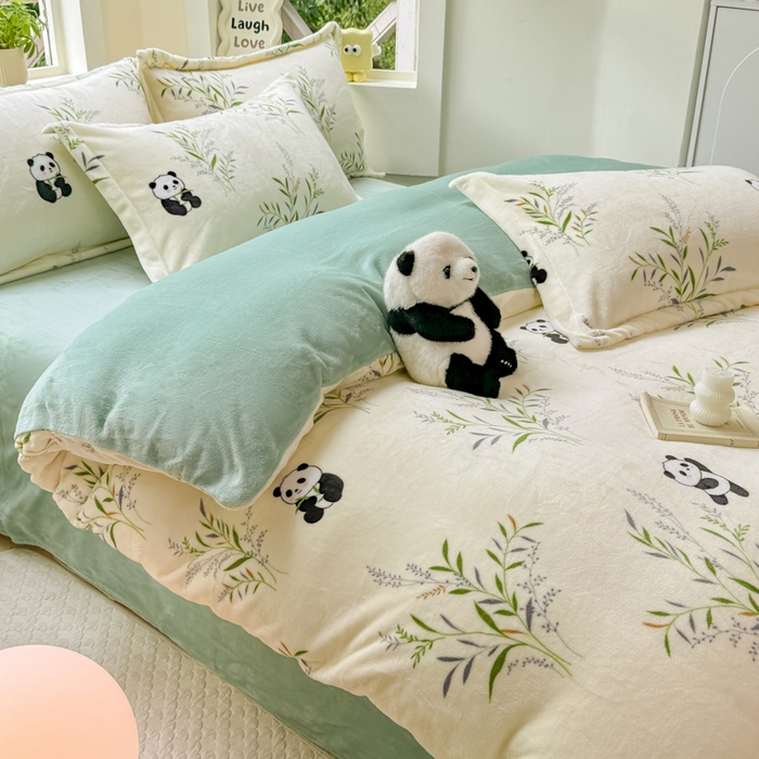 91家纺网 家纺一手货源 找家纺 优姿家纺 2025新款高克重牛奶绒印花单被套 熊猫拉拉