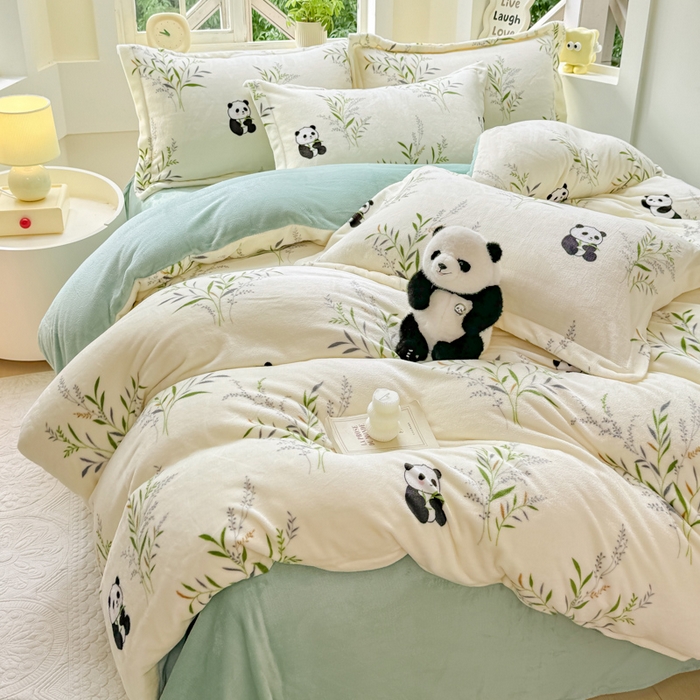 91家纺网 家纺一手货源 找家纺 优姿家纺 2025新款高克重牛奶绒印花单被套 熊猫拉拉