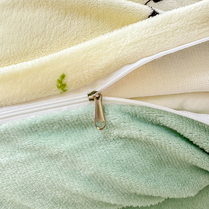 91家纺网 家纺一手货源 找家纺 优姿家纺 2025新款高克重牛奶绒印花单被套 熊猫拉拉