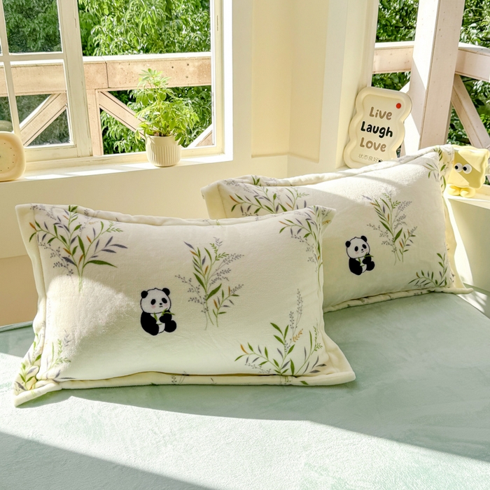 91家纺网 家纺一手货源 找家纺 优姿家纺 2025新款高克重牛奶绒印花单被套 熊猫拉拉