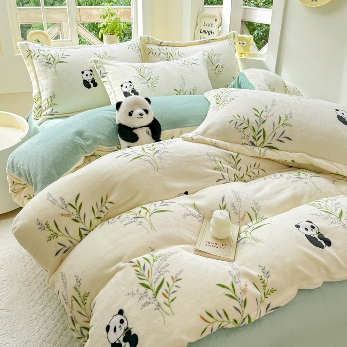 91家纺网 家纺一手货源 找家纺 优姿家纺 2025新款高克重牛奶绒印花单被套 熊猫拉拉