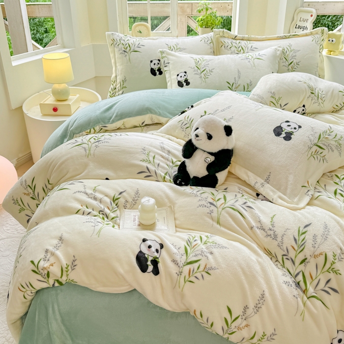 91家纺网 家纺一手货源 找家纺 优姿家纺 2025新款高克重牛奶绒印花单被套 熊猫拉拉