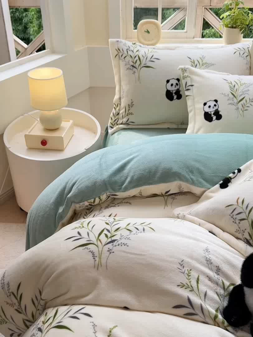 91家纺网 家纺一手货源 找家纺 优姿家纺 2025新款高克重牛奶绒印花单被套 熊猫拉拉