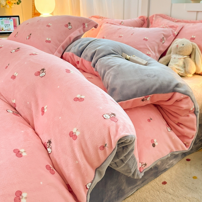 91家纺网 家纺一手货源 找家纺 优姿家纺 2025新款高克重牛奶绒印花单被套 樱桃派对