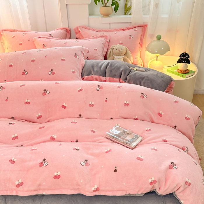 91家纺网 家纺一手货源 找家纺 优姿家纺 2025新款高克重牛奶绒印花单被套 樱桃派对