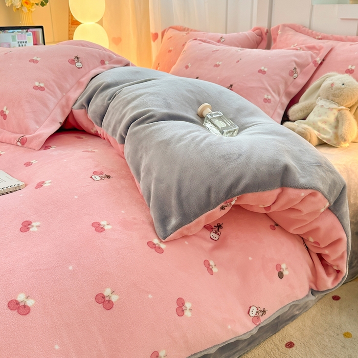 91家纺网 家纺一手货源 找家纺 优姿家纺 2025新款高克重牛奶绒印花单被套 樱桃派对