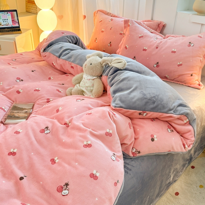 91家纺网 家纺一手货源 找家纺 优姿家纺 2025新款高克重牛奶绒印花单被套 樱桃派对