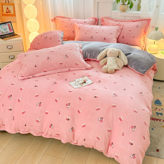 91家纺网 家纺一手货源 找家纺 优姿家纺 2025新款高克重牛奶绒印花单被套 樱桃派对