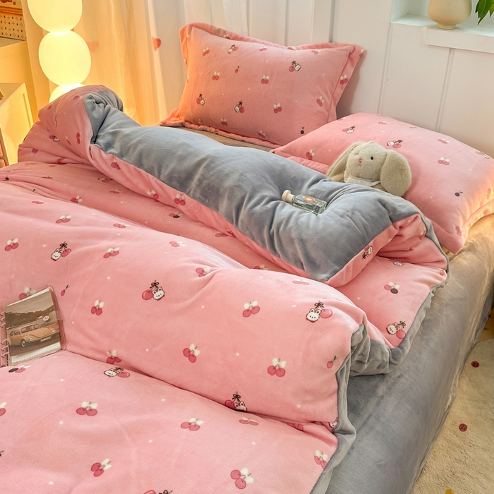 91家纺网 家纺一手货源 找家纺 优姿家纺 2025新款高克重牛奶绒印花单被套 樱桃派对