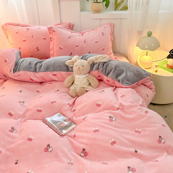 91家纺网 家纺一手货源 找家纺 优姿家纺 2025新款高克重牛奶绒印花单被套 樱桃派对