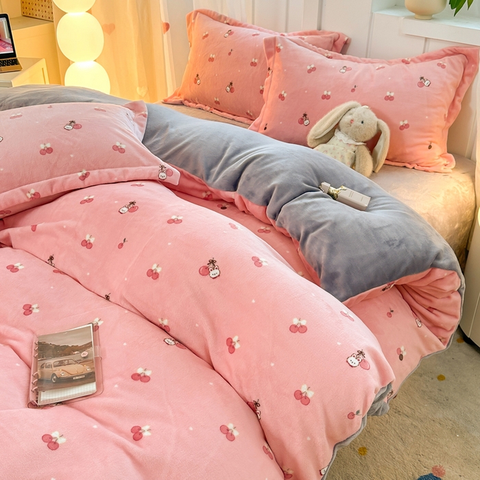 91家纺网 家纺一手货源 找家纺 优姿家纺 2025新款高克重牛奶绒印花单被套 樱桃派对