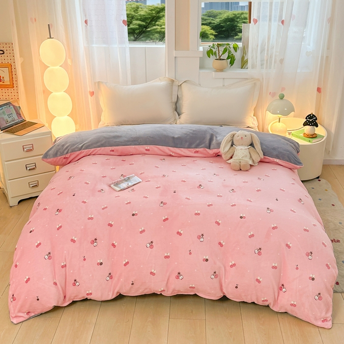 91家纺网 家纺一手货源 找家纺 优姿家纺 2025新款高克重牛奶绒印花单被套 樱桃派对