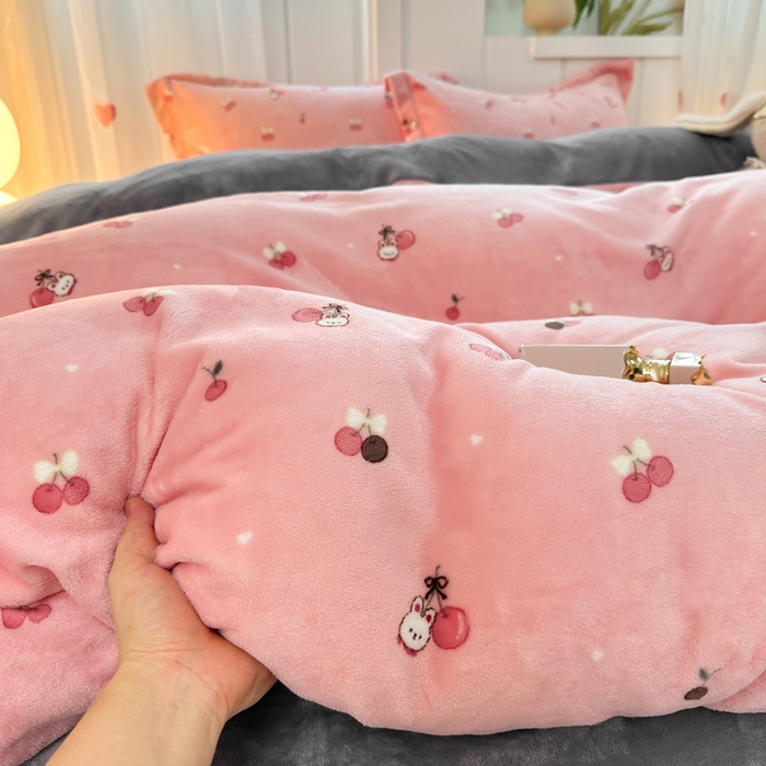 91家纺网 家纺一手货源 找家纺 优姿家纺 2025新款高克重牛奶绒印花单被套 樱桃派对