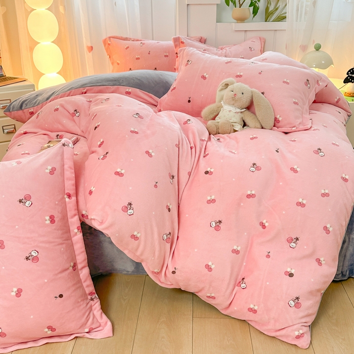 91家纺网 家纺一手货源 找家纺 优姿家纺 2025新款高克重牛奶绒印花单被套 樱桃派对