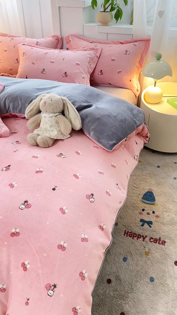 91家纺网 家纺一手货源 找家纺 优姿家纺 2025新款高克重牛奶绒印花单被套 樱桃派对