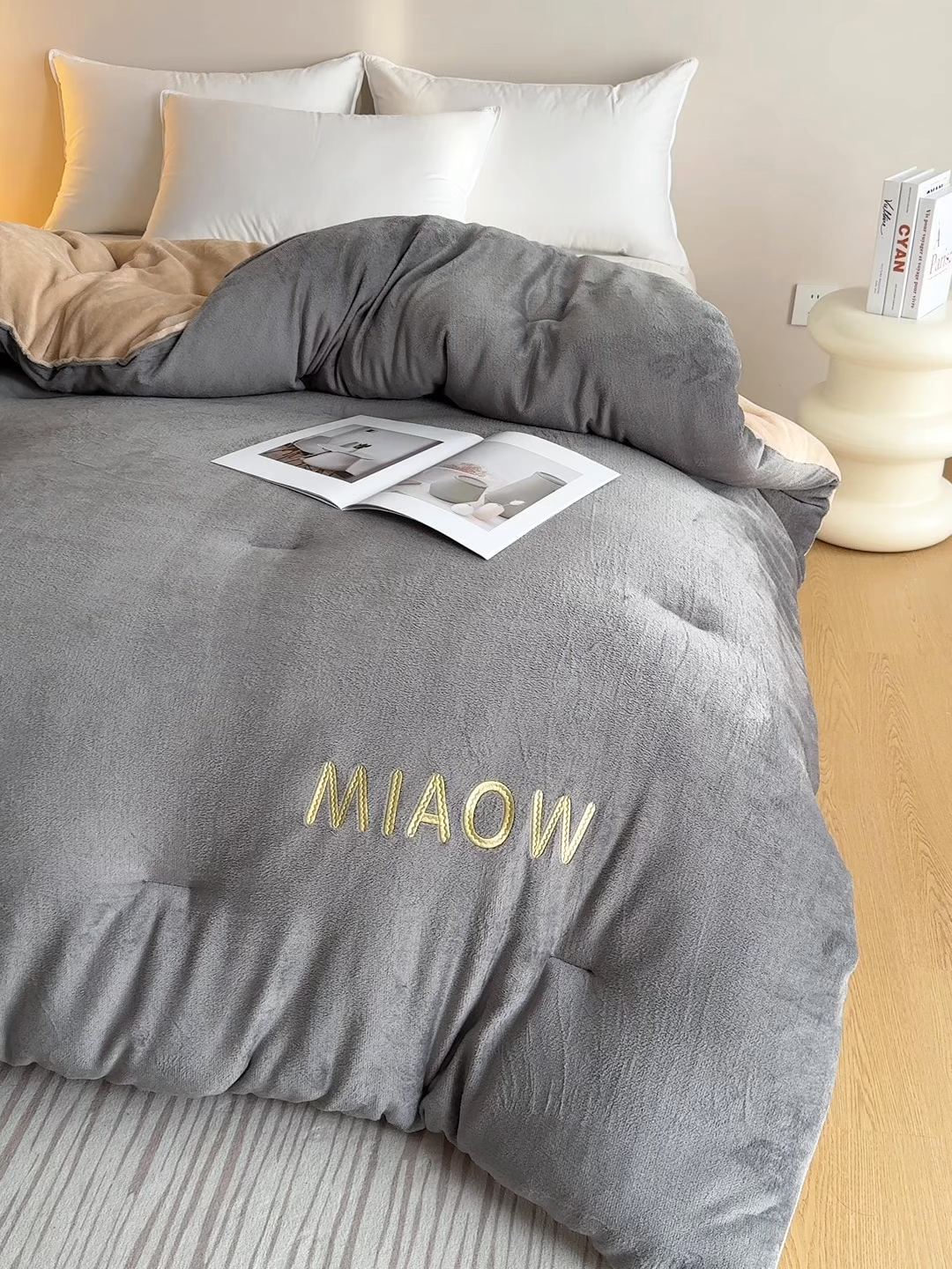 91家纺网 家纺一手货源 找家纺 小叮当家纺仓储工厂店 2025新款牛奶绒刺绣冬被跨境被子外贸冬季被芯被子被芯 灰-卡其色