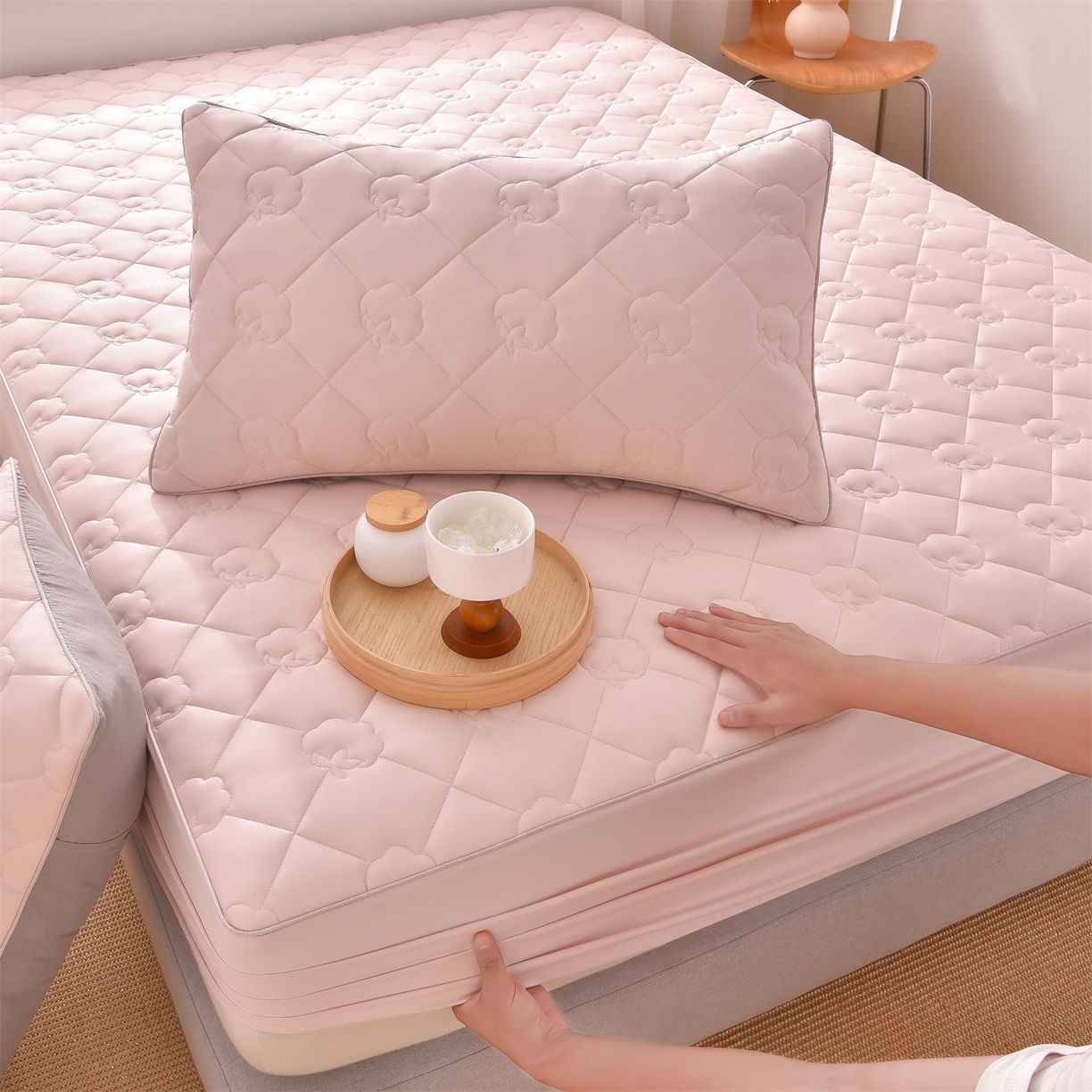 91家纺网 家纺一手货源 找家纺 金鹰 2025新款全棉50S夹棉抗菌防螨床笠加厚床笠席梦思保护套 浅粉