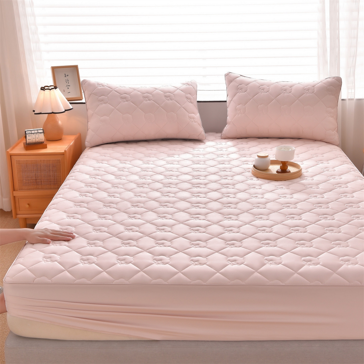 91家纺网 家纺一手货源 找家纺 金鹰 2025新款全棉50S夹棉抗菌防螨床笠加厚床笠席梦思保护套 浅粉