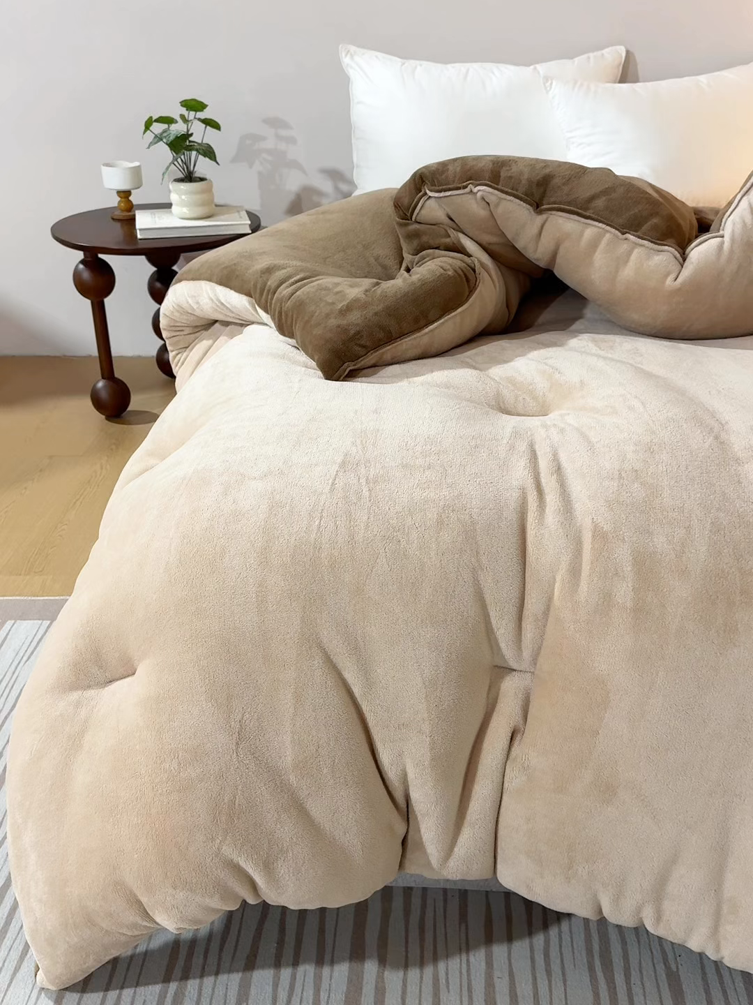 91家纺网 家纺一手货源 找家纺 （总）小叮当家纺仓储工厂店 2025新款牛奶绒刺绣冬被跨境被子外贸冬季被芯被子被芯