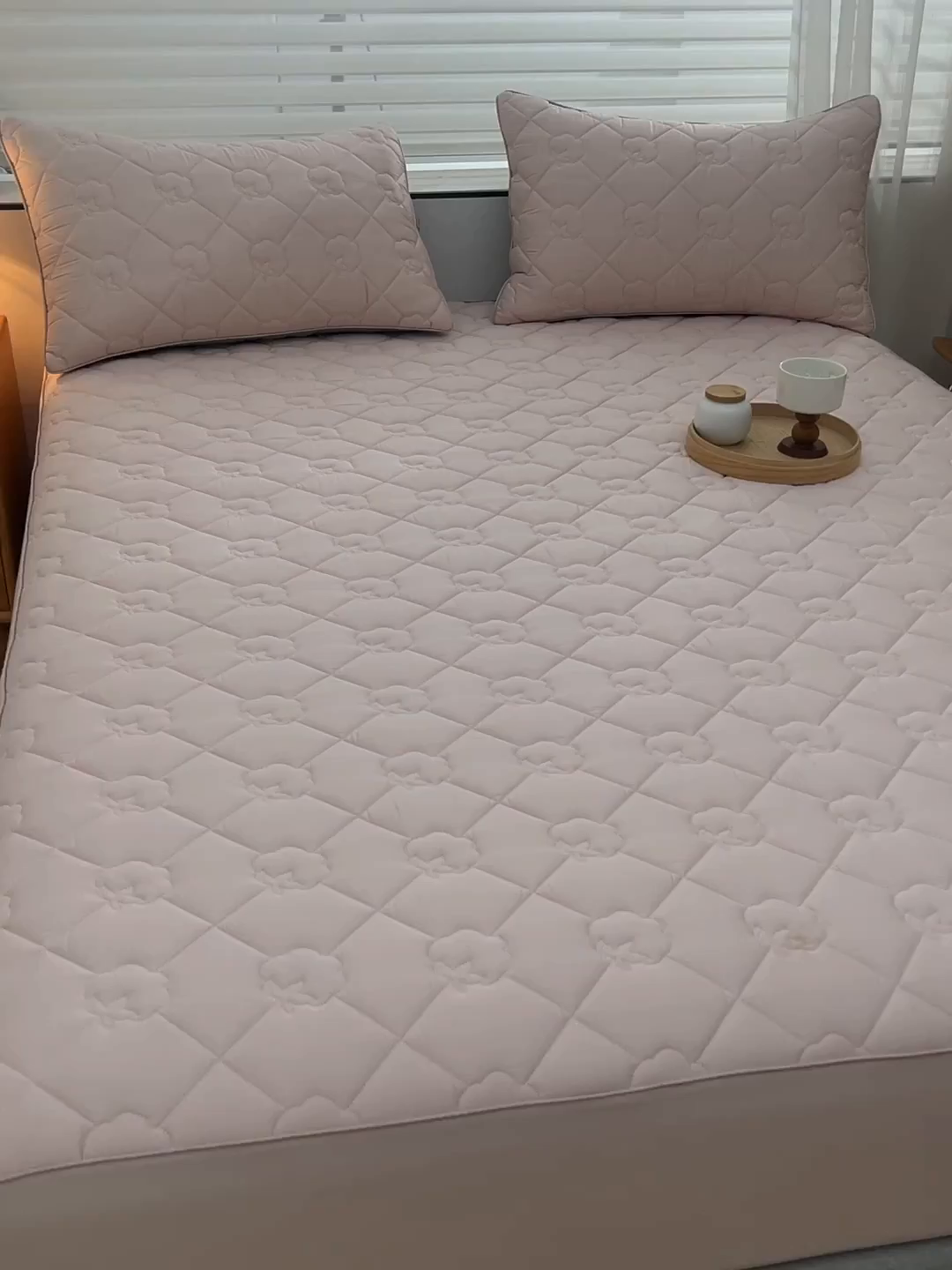 91家纺网 家纺一手货源 找家纺 金鹰 2025新款全棉50S夹棉抗菌防螨床笠加厚床笠席梦思保护套 浅粉