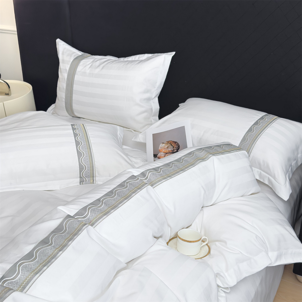 91家纺网 家纺一手货源 找家纺 （总）梦庭帛美 2025新款酒店布草缎条刺绣款四件套