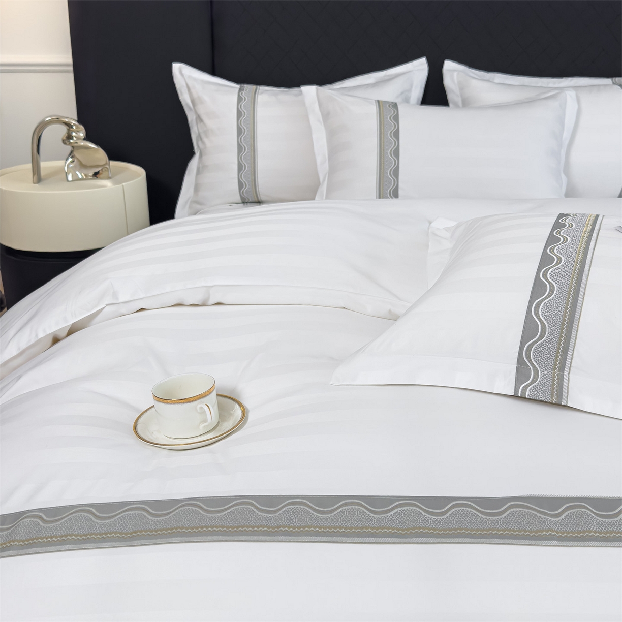 91家纺网 家纺一手货源 找家纺 （总）梦庭帛美 2025新款酒店布草缎条刺绣款四件套