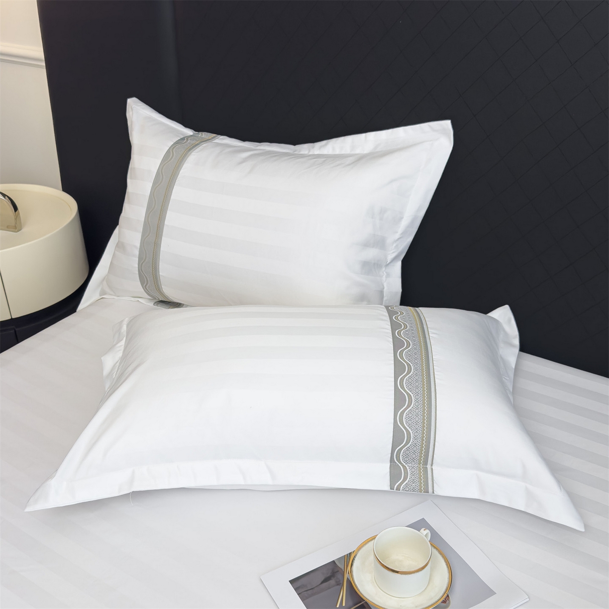 91家纺网 家纺一手货源 找家纺 梦庭帛美 2025新款酒店布草缎条刺绣款四件套 波纹