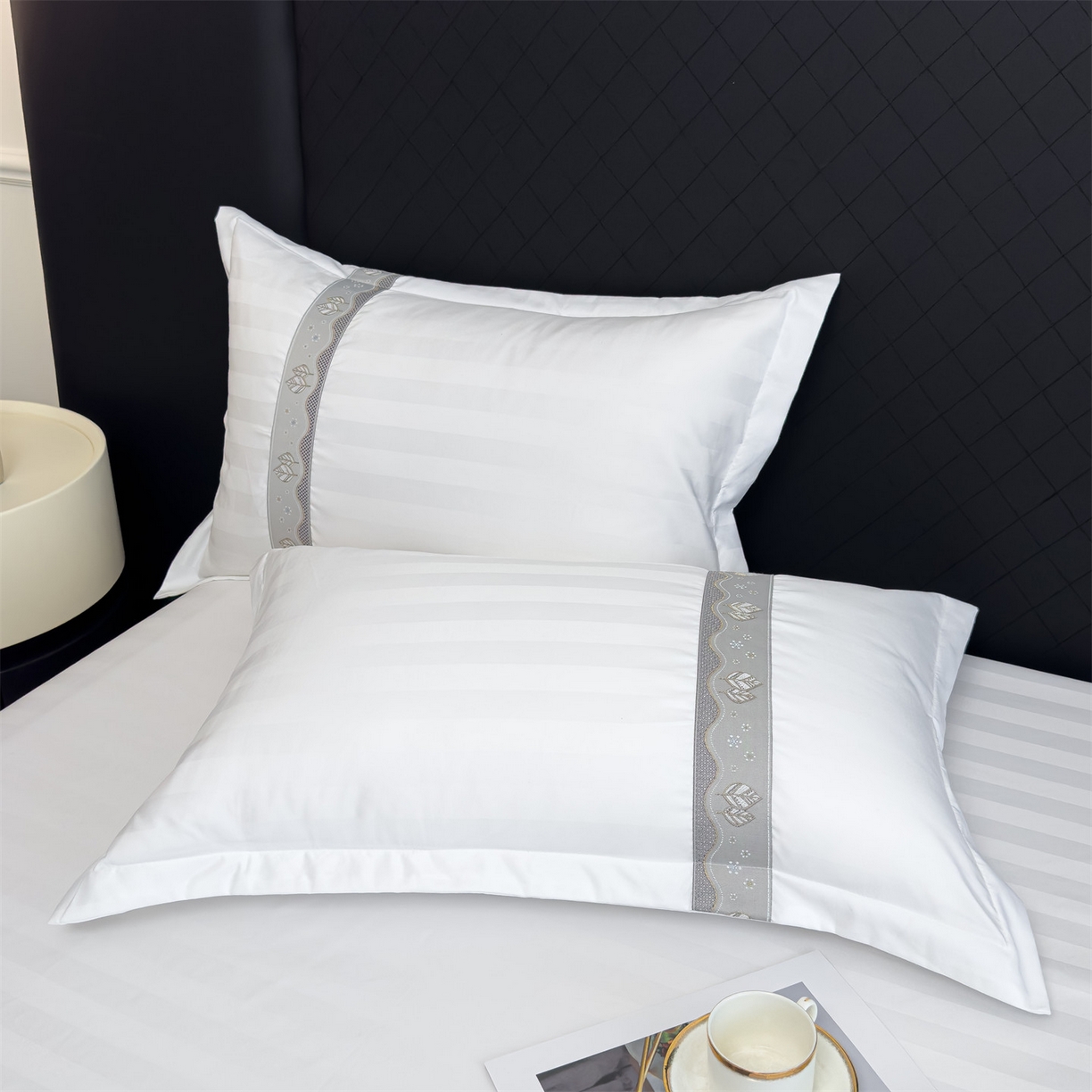 91家纺网 家纺一手货源 找家纺 梦庭帛美 2025新款酒店布草缎条刺绣款四件套 叶繁