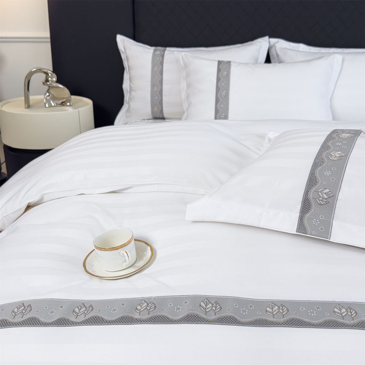 91家纺网 家纺一手货源 找家纺 梦庭帛美 2025新款酒店布草缎条刺绣款四件套 叶繁