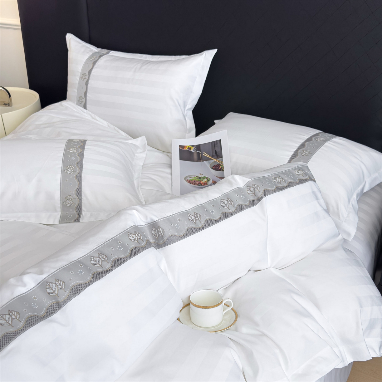 91家纺网 家纺一手货源 找家纺 梦庭帛美 2025新款酒店布草缎条刺绣款四件套 叶繁