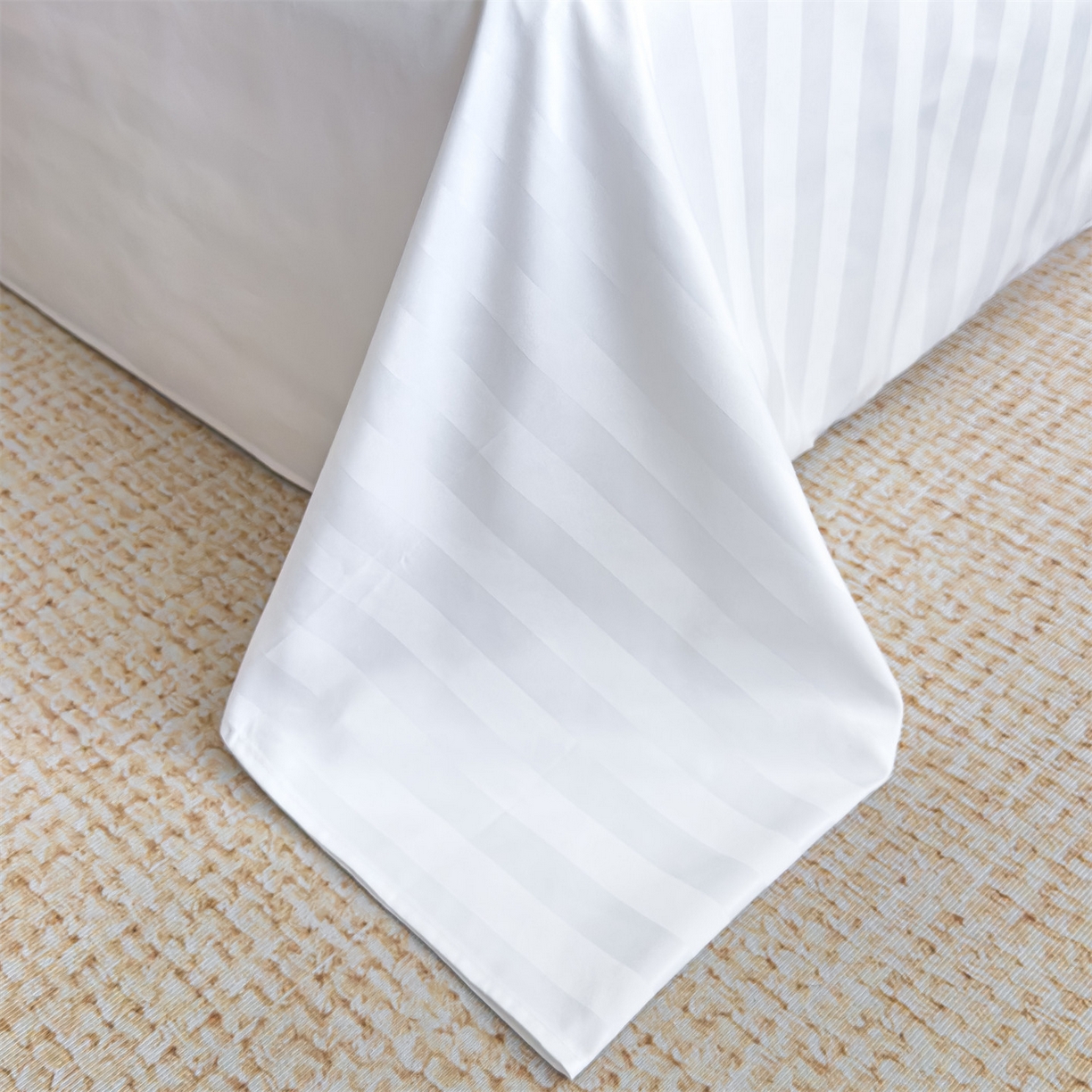 91家纺网 家纺一手货源 找家纺 梦庭帛美 2025新款酒店布草缎条刺绣款四件套 叶繁