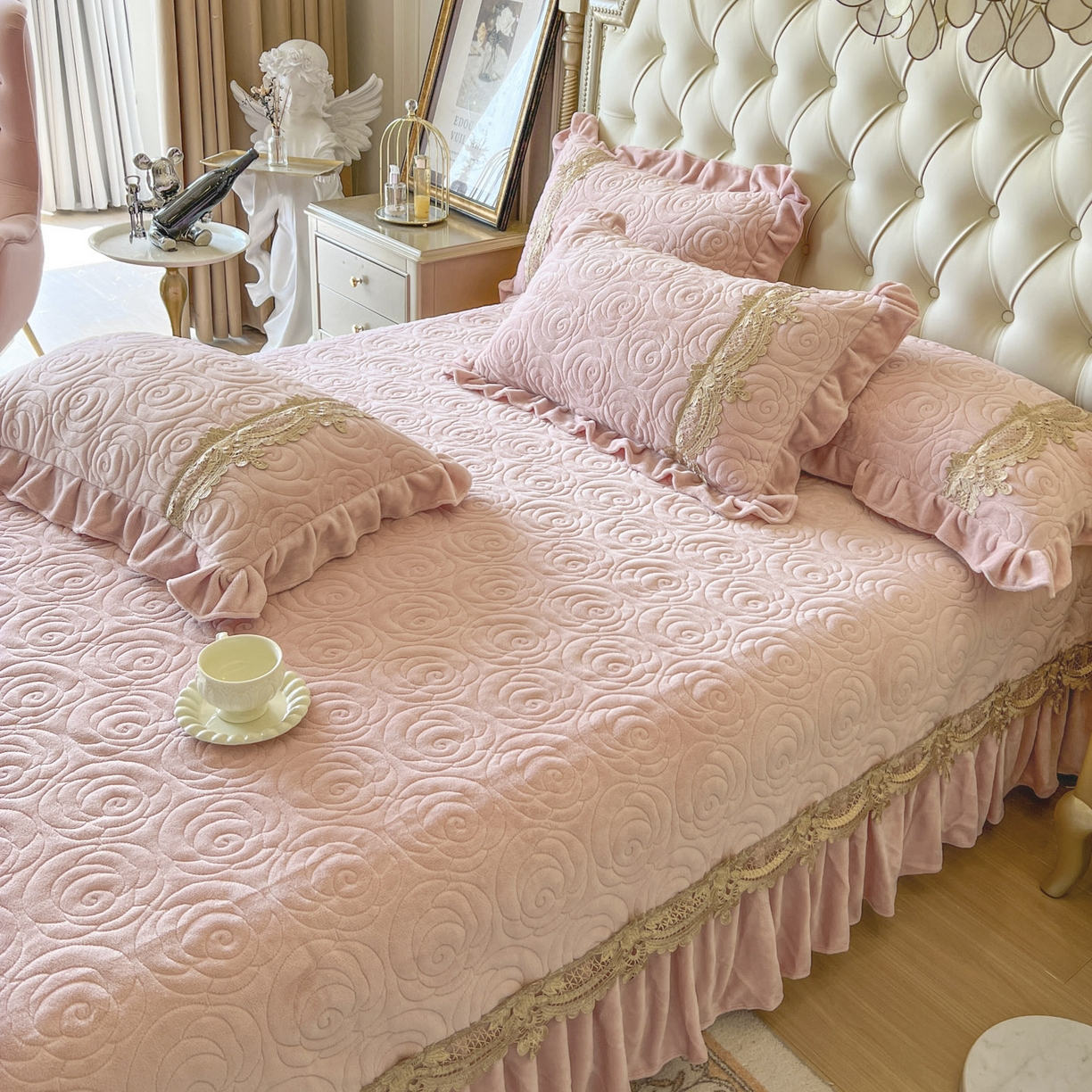 91家纺网 家纺一手货源 找家纺 恋尚 2025新款雕花牛奶绒罗曼蒂克系列四件套（控价290） 罗曼蒂克-蜜桃粉