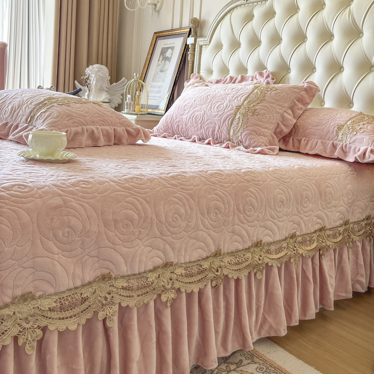 91家纺网 家纺一手货源 找家纺 恋尚 2025新款雕花牛奶绒罗曼蒂克系列四件套（控价290） 罗曼蒂克-蜜桃粉