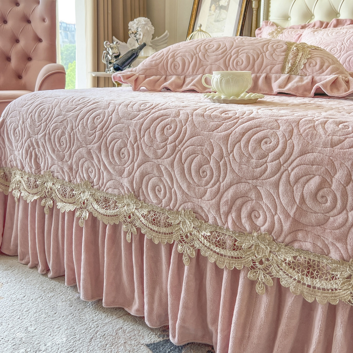 91家纺网 家纺一手货源 找家纺 恋尚 2025新款雕花牛奶绒罗曼蒂克系列四件套（控价290） 罗曼蒂克-蜜桃粉