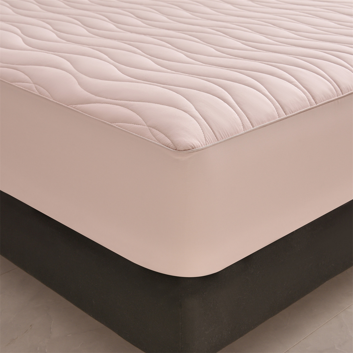 91家纺网 家纺一手货源 找家纺 金鹰 2025新款全棉50S抗菌防螨夹棉防水床笠席梦思保护套床垫套 波浪纹-粉色