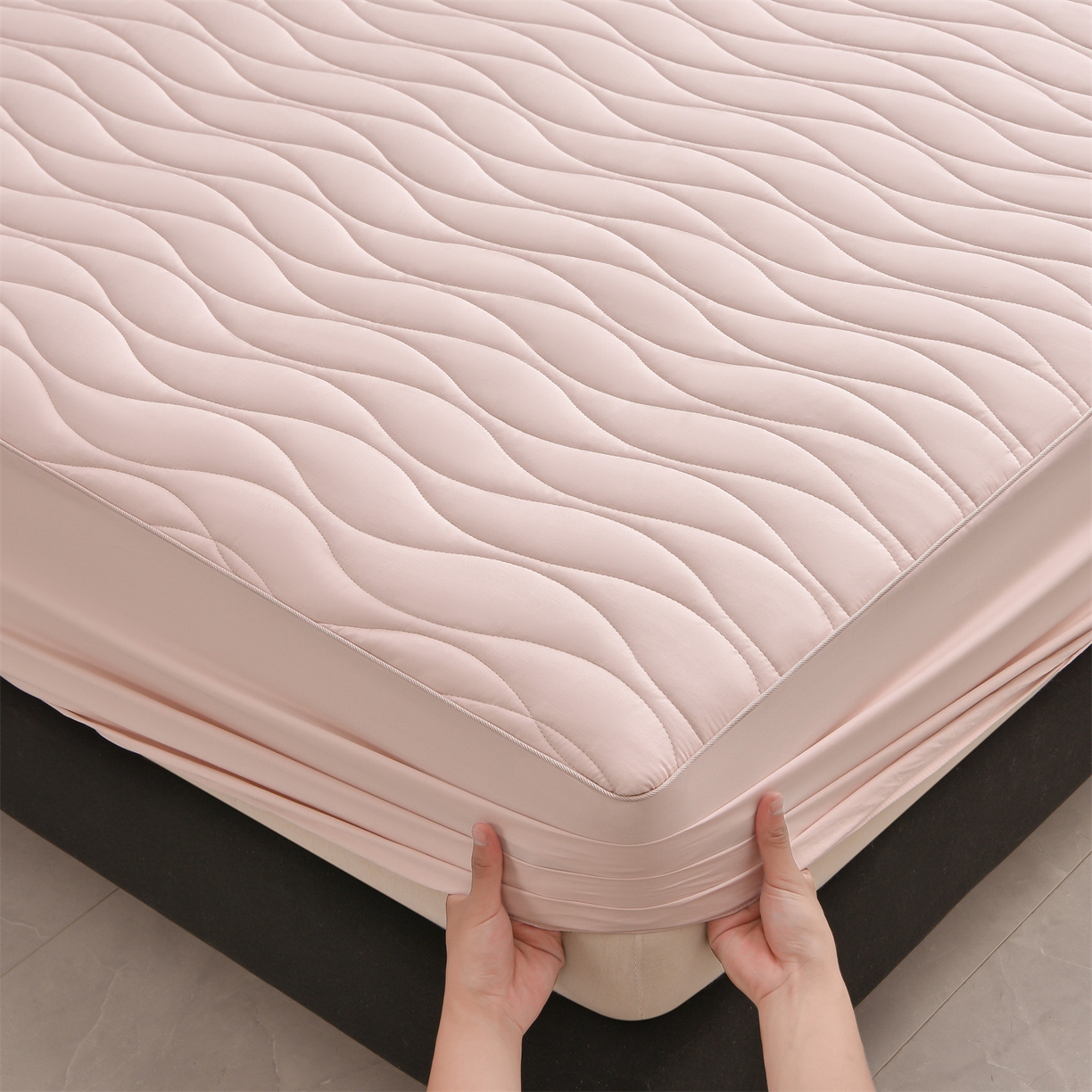 91家纺网 家纺一手货源 找家纺 金鹰 2025新款全棉50S抗菌防螨夹棉防水床笠席梦思保护套床垫套 波浪纹-粉色