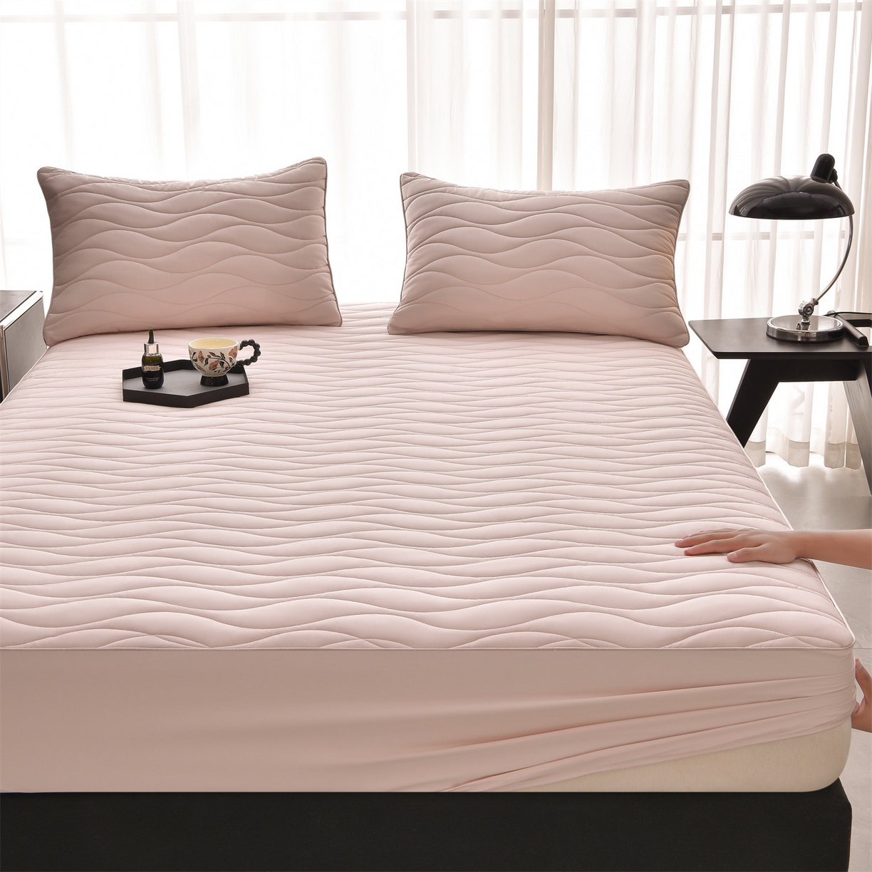 91家纺网 家纺一手货源 找家纺 金鹰 2025新款全棉50S抗菌防螨夹棉防水床笠席梦思保护套床垫套 波浪纹-粉色