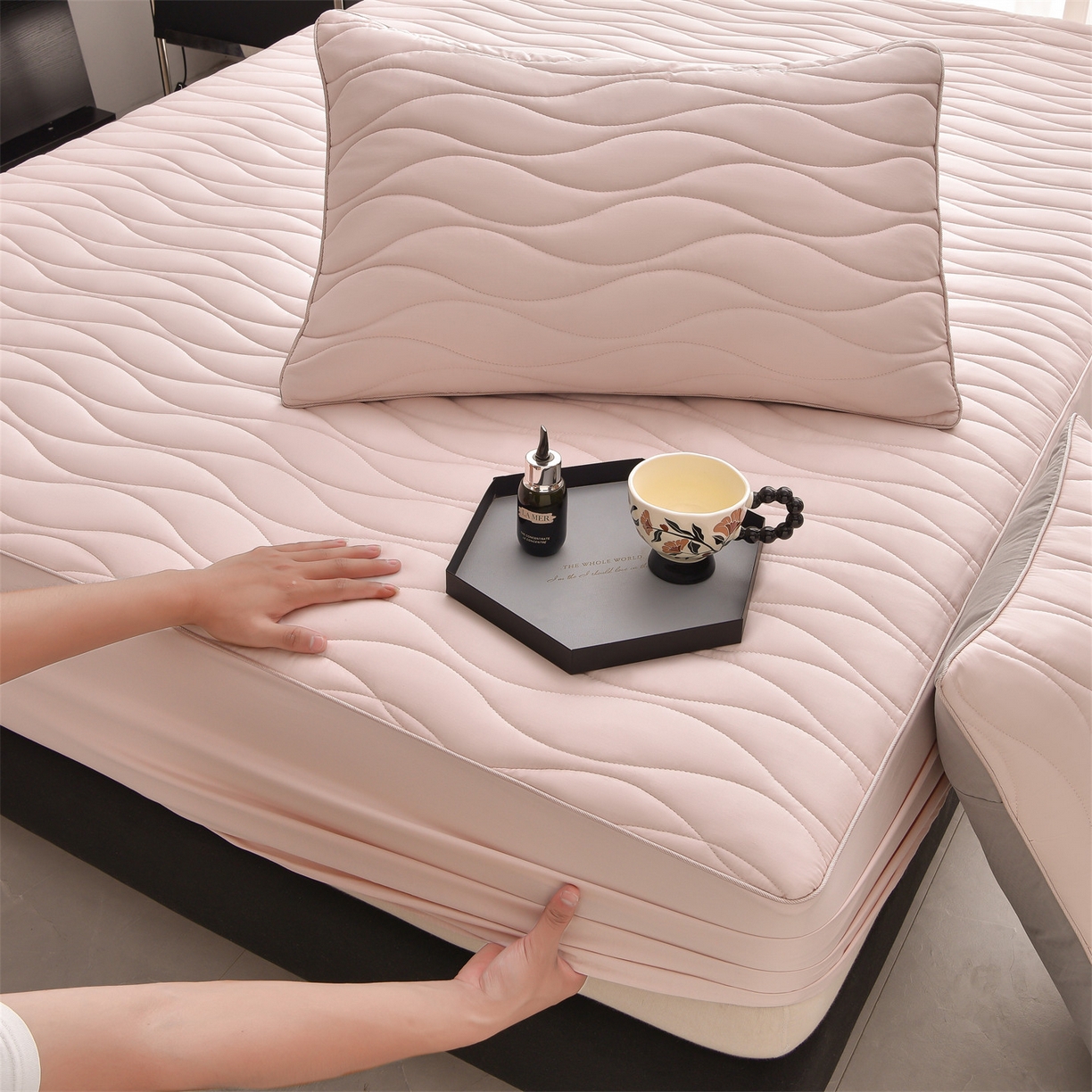 91家纺网 家纺一手货源 找家纺 金鹰 2025新款全棉50S抗菌防螨夹棉防水床笠席梦思保护套床垫套 波浪纹-粉色