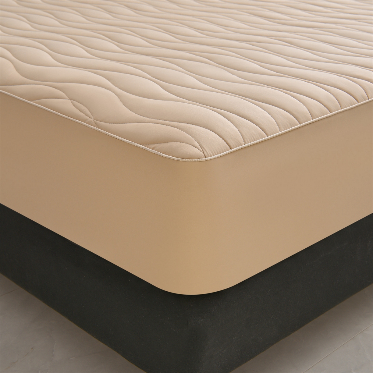 91家纺网 家纺一手货源 找家纺 金鹰 2025新款全棉50S抗菌防螨夹棉防水床笠席梦思保护套床垫套 波浪纹-卡其