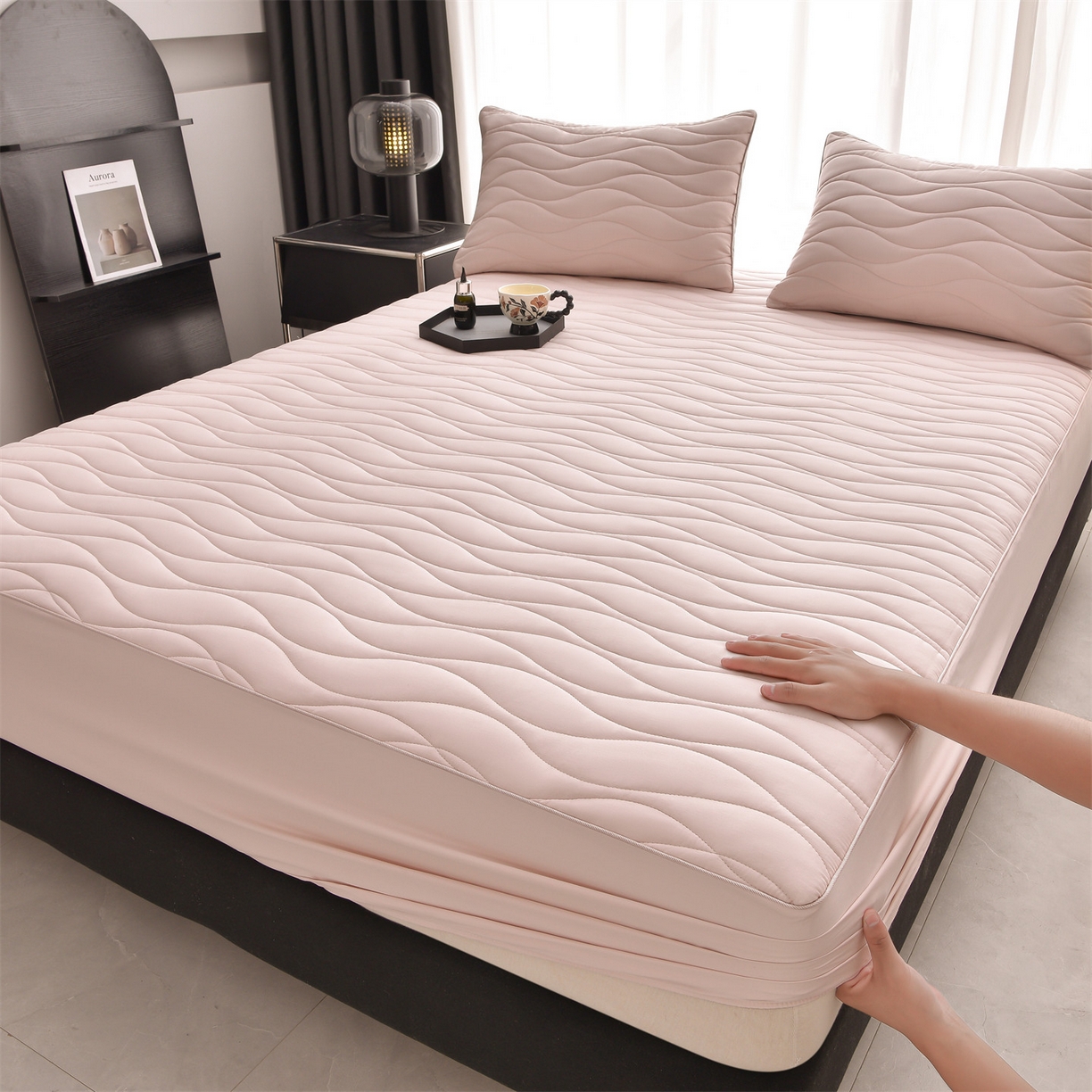 91家纺网 家纺一手货源 找家纺 金鹰 2025新款全棉50S抗菌防螨夹棉防水床笠席梦思保护套床垫套 波浪纹-粉色