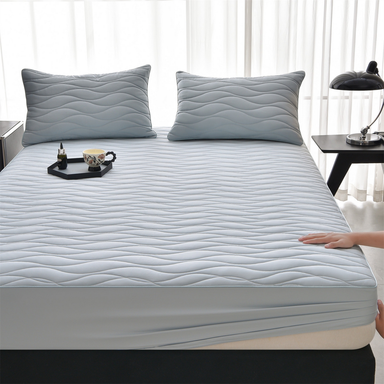 91家纺网 家纺一手货源 找家纺 金鹰 2025新款全棉50S抗菌防螨夹棉防水床笠席梦思保护套床垫套 波浪纹-浅兰