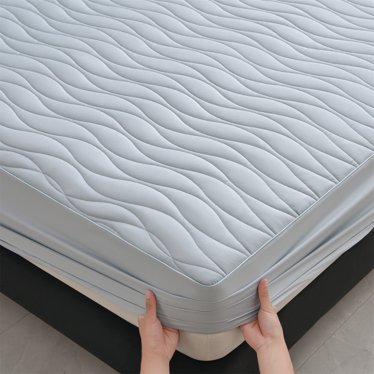 91家纺网 家纺一手货源 找家纺 金鹰 2025新款全棉50S抗菌防螨夹棉防水床笠席梦思保护套床垫套 波浪纹-浅兰