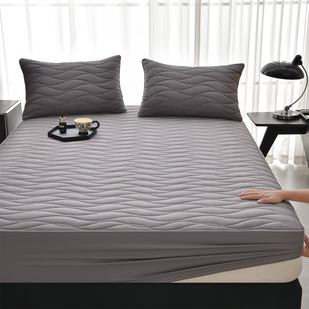 91家纺网 家纺一手货源 找家纺 金鹰 2025新款全棉50S抗菌防螨夹棉防水床笠席梦思保护套床垫套 波浪纹-深色