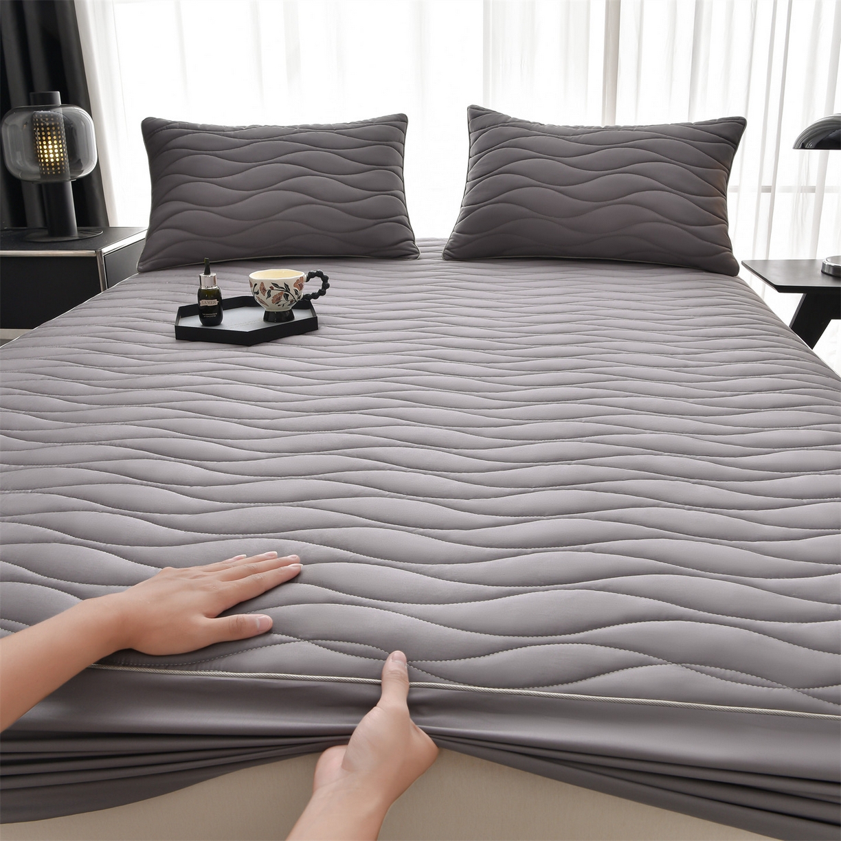 91家纺网 家纺一手货源 找家纺 金鹰 2025新款全棉50S抗菌防螨夹棉防水床笠席梦思保护套床垫套 波浪纹-深色