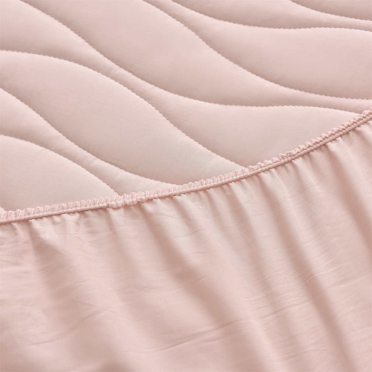 91家纺网 家纺一手货源 找家纺 金鹰 2025新款全棉50S抗菌防螨夹棉防水床笠席梦思保护套床垫套 波浪纹-粉色